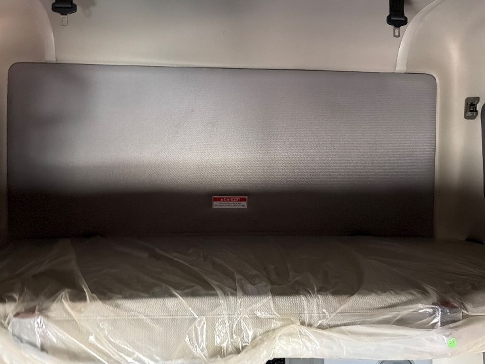 Sleeper Tractor-Heavy Duty Tractors-Volvo-2019-VNL64760-Tifton-GA-482,744\n\t\tmiles-$ 56,500 - Image 22