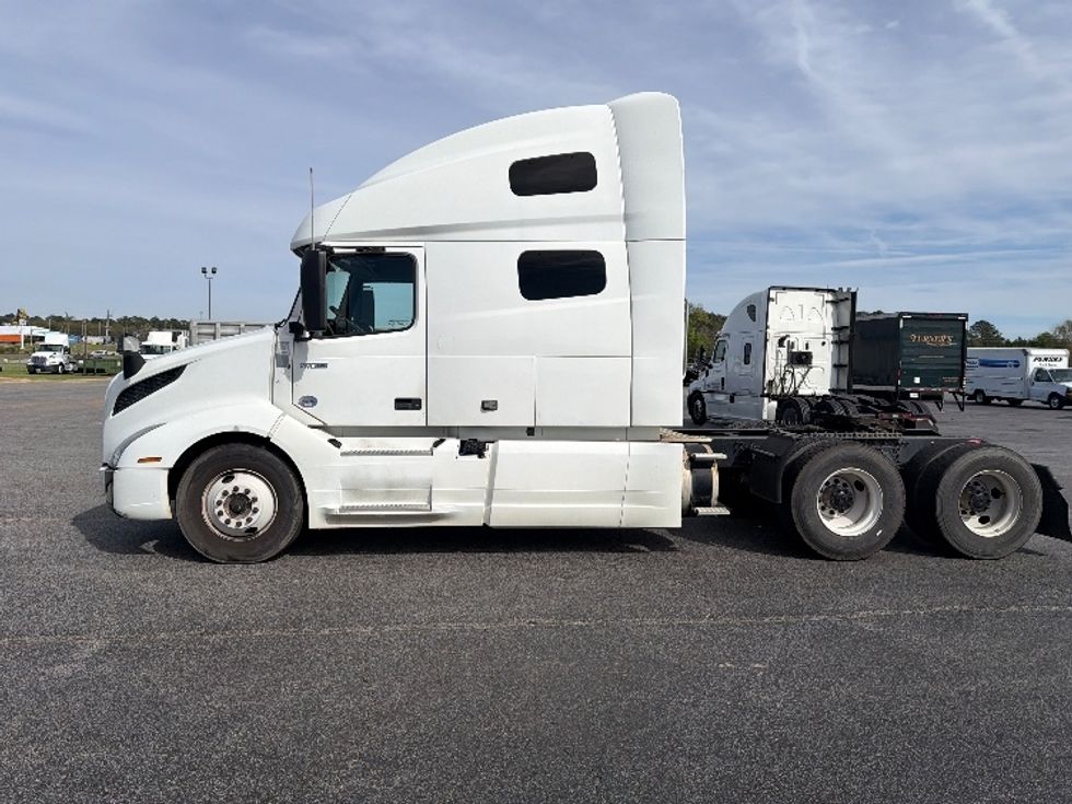 Sleeper Tractor-Heavy Duty Tractors-Volvo-2019-VNL64760-Tifton-GA-482,744\n\t\tmiles-$ 56,500 - Image 4