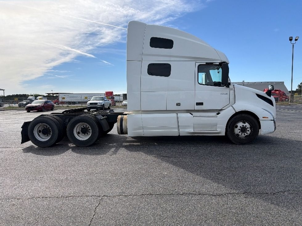 Sleeper Tractor-Heavy Duty Tractors-Volvo-2019-VNL64760-Tifton-GA-482,744\n\t\tmiles-$ 56,500 - Image 8