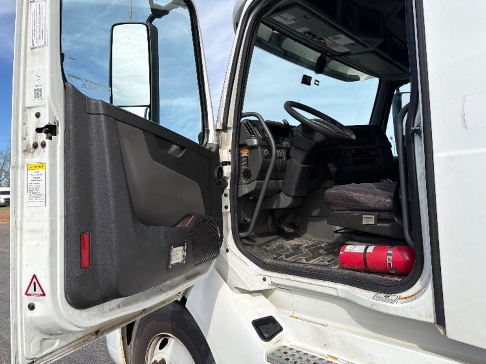 Sleeper Tractor-Heavy Duty Tractors-Volvo-2019-VNL64760-Tifton-GA-482,744\n\t\tmiles-$ 56,500 - Image 9