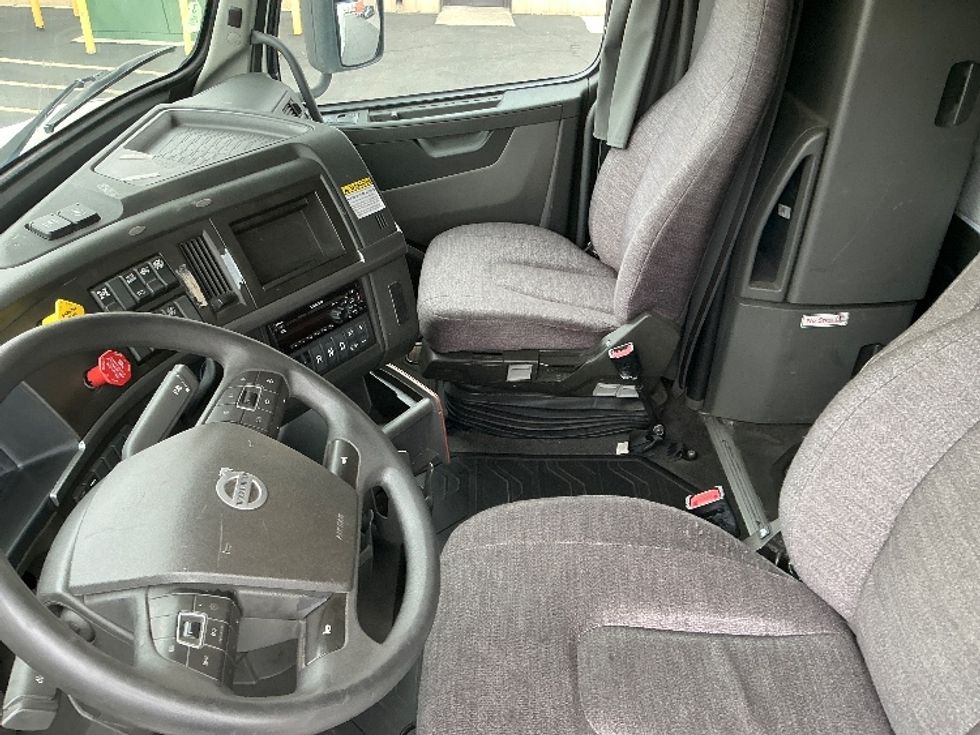 Sleeper Tractor-Heavy Duty Tractors-Volvo-2019-VNL64760-Torrance-CA-523,606\n\t\tmiles-$ 61,000 - Image 10