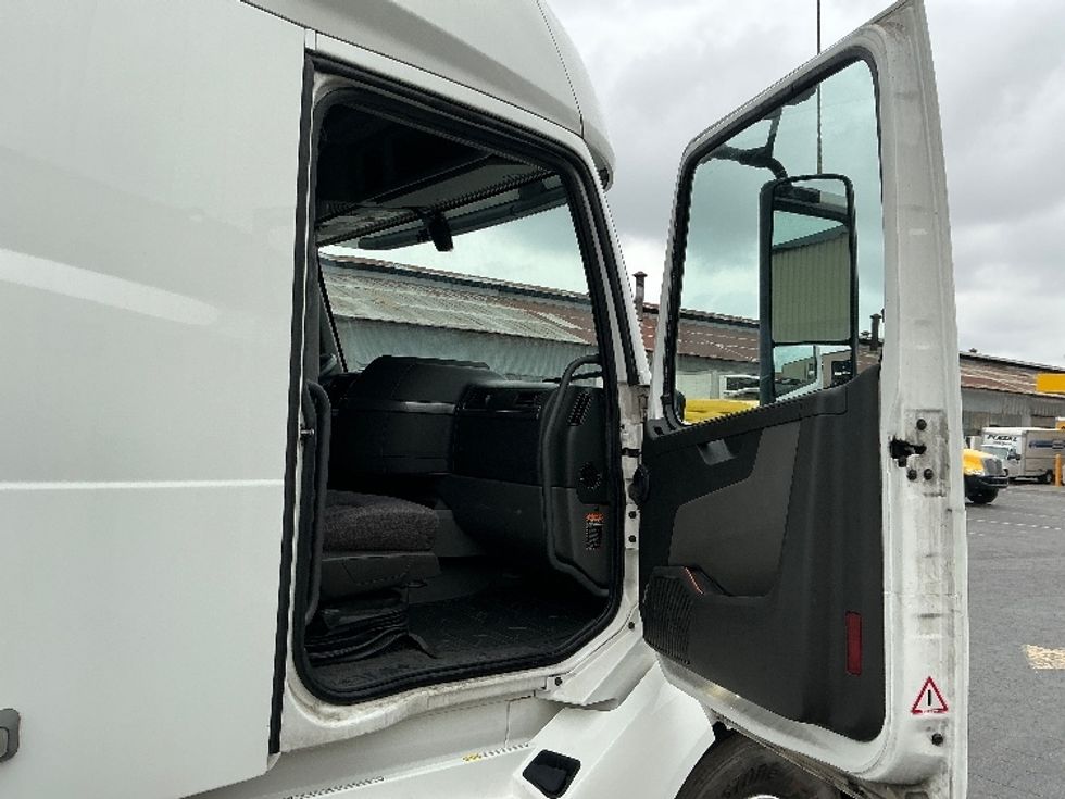 Sleeper Tractor-Heavy Duty Tractors-Volvo-2019-VNL64760-Torrance-CA-523,606\n\t\tmiles-$ 61,000 - Image 13