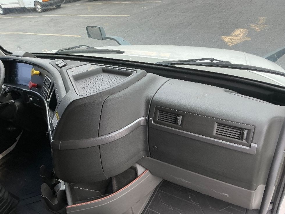 Sleeper Tractor-Heavy Duty Tractors-Volvo-2019-VNL64760-Torrance-CA-523,606\n\t\tmiles-$ 61,000 - Image 14