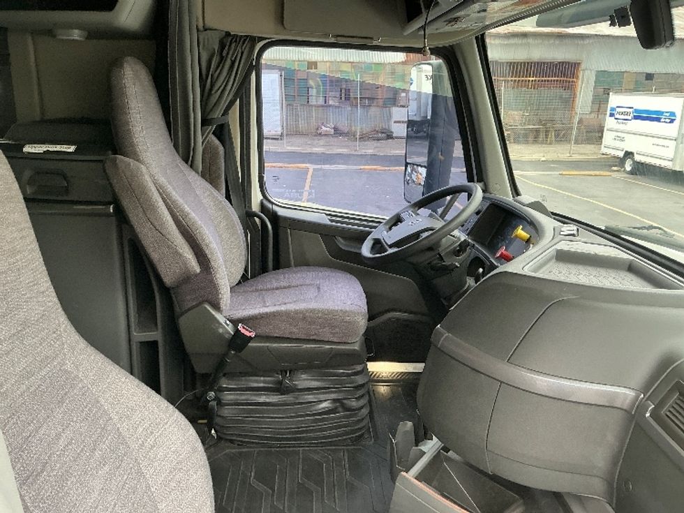 Sleeper Tractor-Heavy Duty Tractors-Volvo-2019-VNL64760-Torrance-CA-523,606\n\t\tmiles-$ 61,000 - Image 15