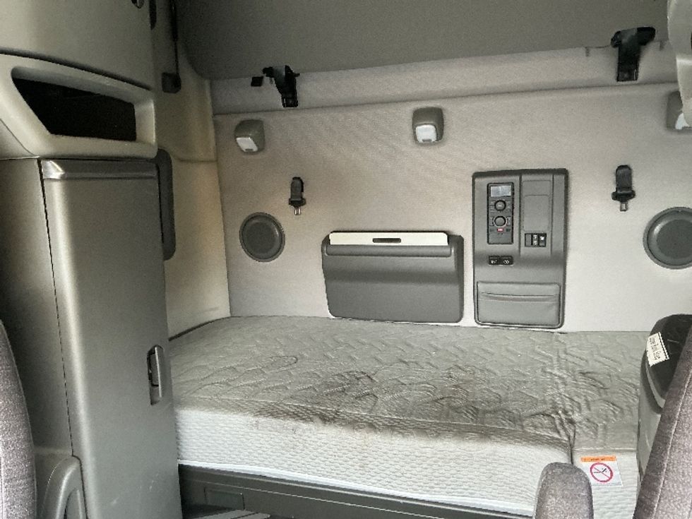 Sleeper Tractor-Heavy Duty Tractors-Volvo-2019-VNL64760-Torrance-CA-523,606\n\t\tmiles-$ 61,000 - Image 16