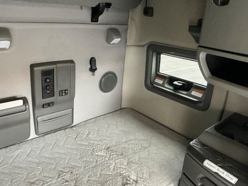 Sleeper Tractor-Heavy Duty Tractors-Volvo-2019-VNL64760-Torrance-CA-523,606\n\t\tmiles-$ 61,000 - Image 17