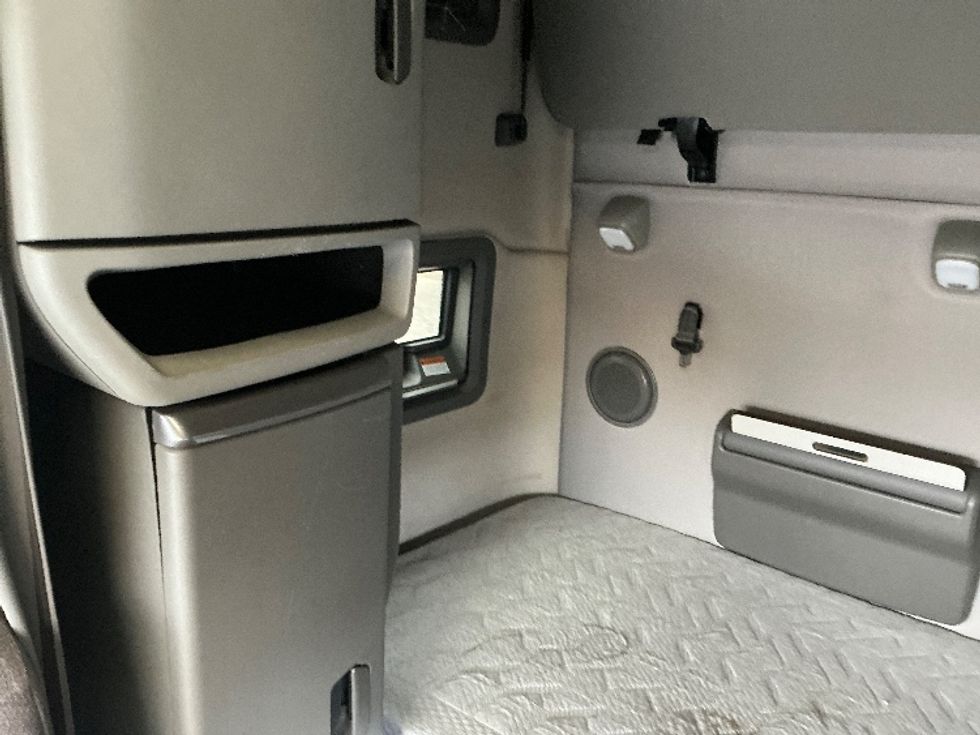 Sleeper Tractor-Heavy Duty Tractors-Volvo-2019-VNL64760-Torrance-CA-523,606\n\t\tmiles-$ 61,000 - Image 18