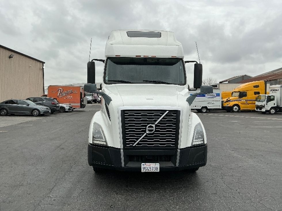 Sleeper Tractor-Heavy Duty Tractors-Volvo-2019-VNL64760-Torrance-CA-523,606\n\t\tmiles-$ 61,000 - Image 2