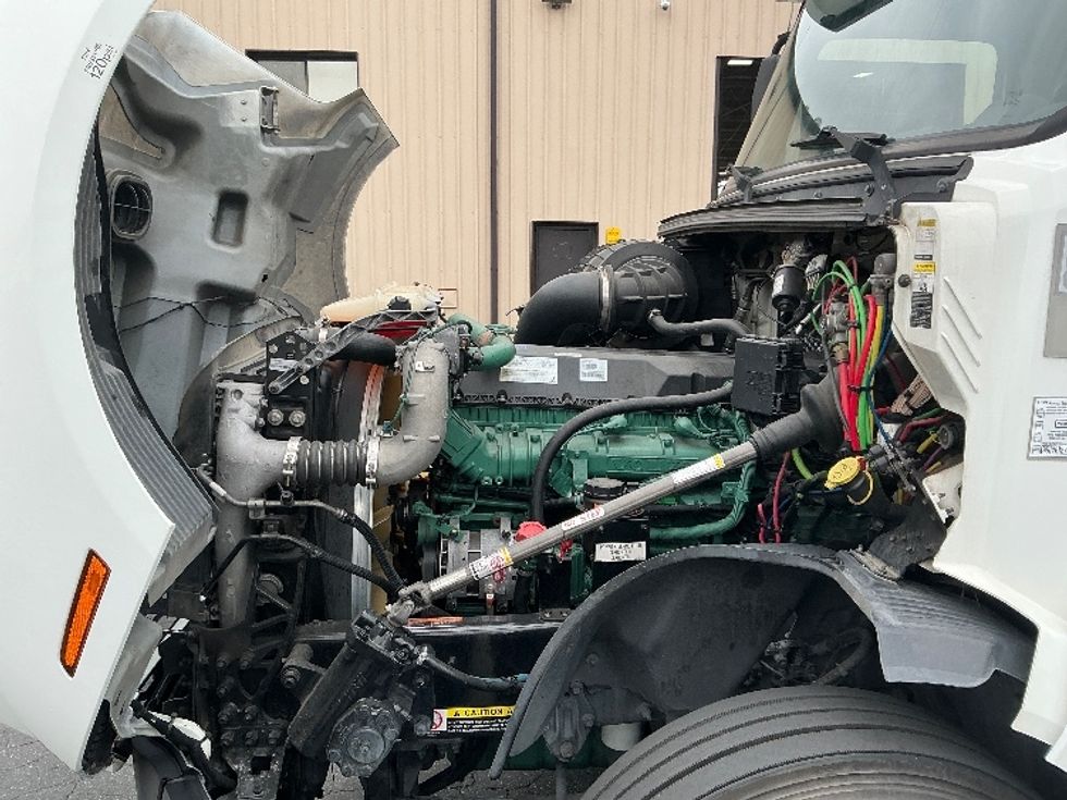 Sleeper Tractor-Heavy Duty Tractors-Volvo-2019-VNL64760-Torrance-CA-523,606\n\t\tmiles-$ 61,000 - Image 21
