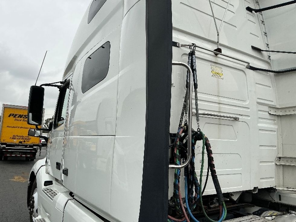 Sleeper Tractor-Heavy Duty Tractors-Volvo-2019-VNL64760-Torrance-CA-523,606\n\t\tmiles-$ 61,000 - Image 22