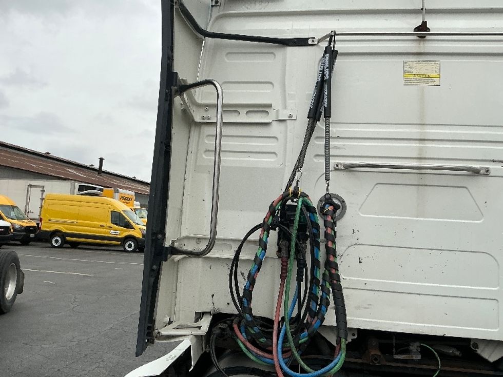 Sleeper Tractor-Heavy Duty Tractors-Volvo-2019-VNL64760-Torrance-CA-523,606\n\t\tmiles-$ 61,000 - Image 23