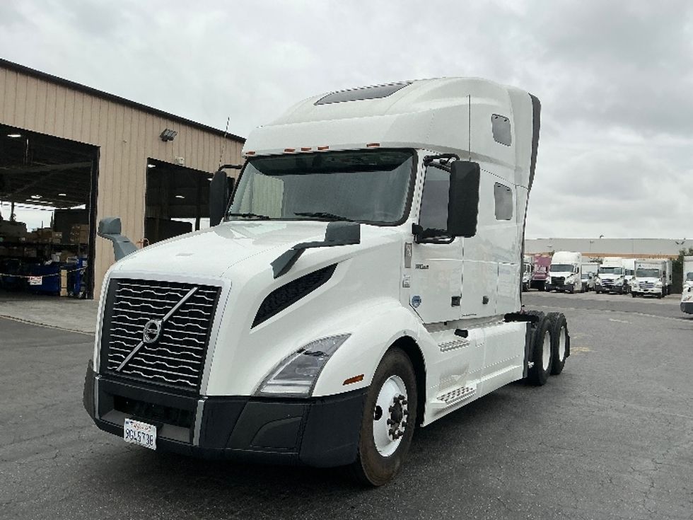 Sleeper Tractor-Heavy Duty Tractors-Volvo-2019-VNL64760-Torrance-CA-523,606\n\t\tmiles-$ 61,000 - Image 3