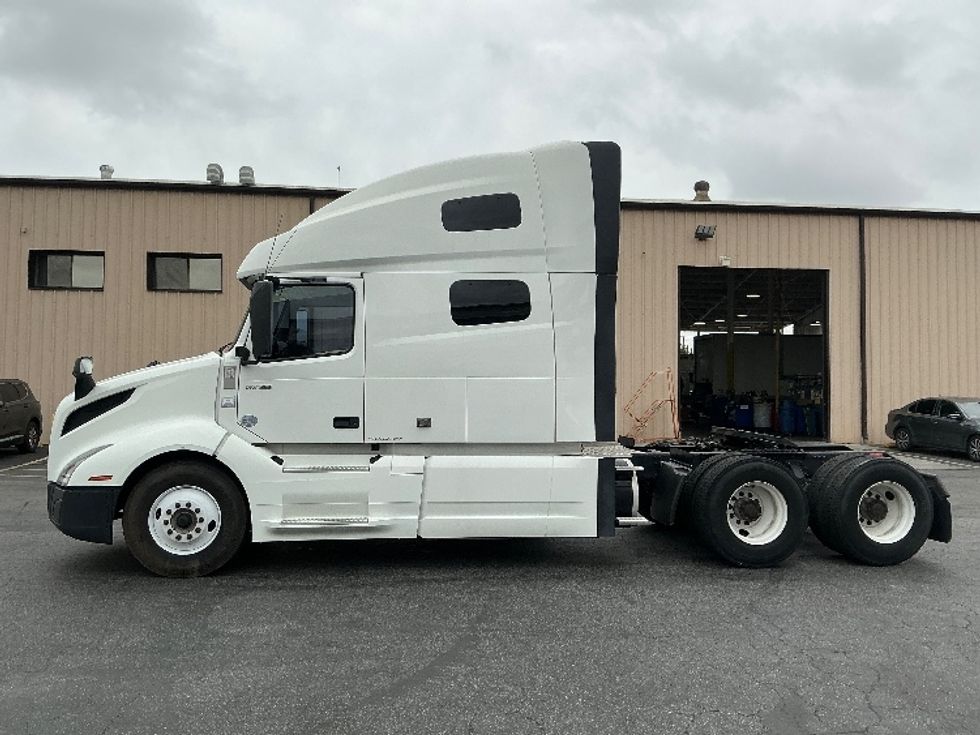 Sleeper Tractor-Heavy Duty Tractors-Volvo-2019-VNL64760-Torrance-CA-523,606\n\t\tmiles-$ 61,000 - Image 4