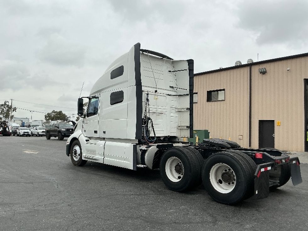 Sleeper Tractor-Heavy Duty Tractors-Volvo-2019-VNL64760-Torrance-CA-523,606\n\t\tmiles-$ 61,000 - Image 5