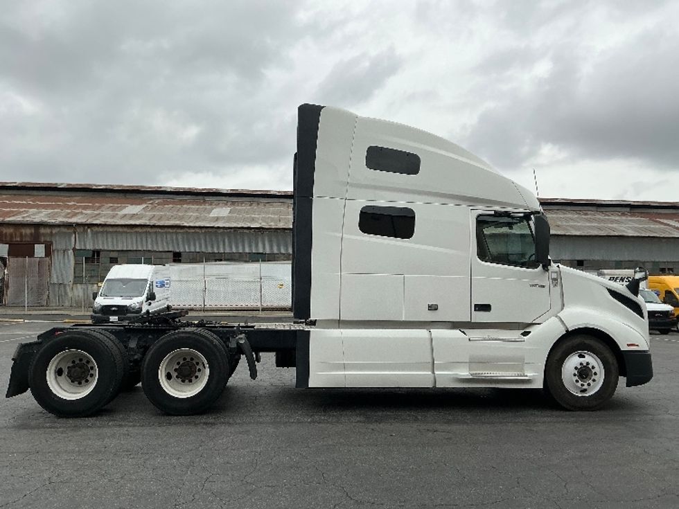 Sleeper Tractor-Heavy Duty Tractors-Volvo-2019-VNL64760-Torrance-CA-523,606\n\t\tmiles-$ 61,000 - Image 8