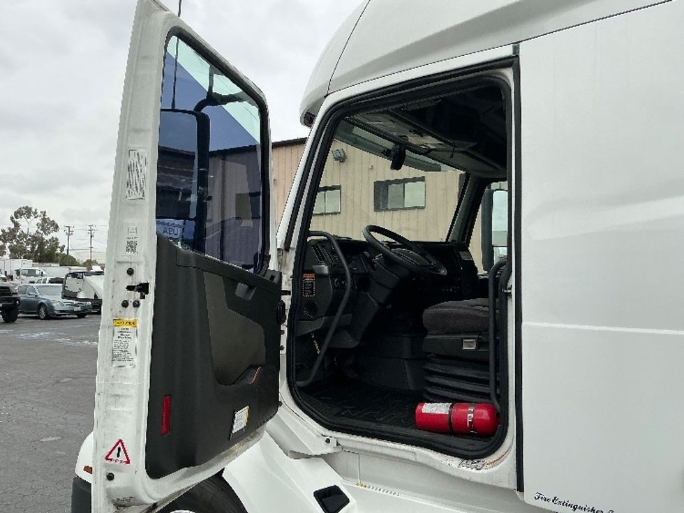 Sleeper Tractor-Heavy Duty Tractors-Volvo-2019-VNL64760-Torrance-CA-523,606\n\t\tmiles-$ 61,000 - Image 9