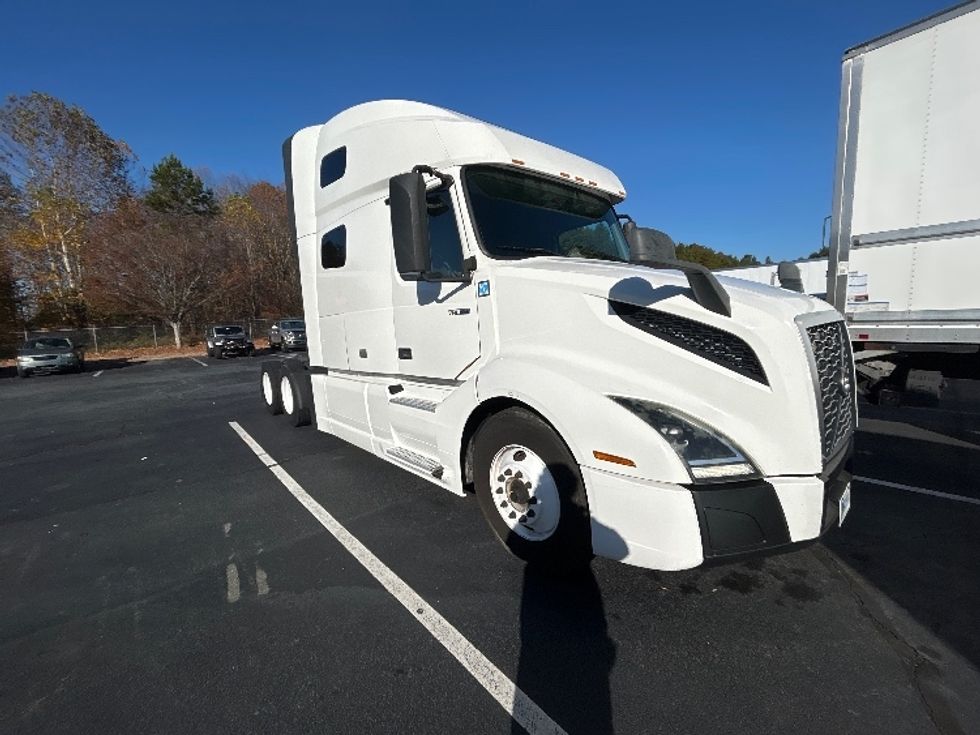 Sleeper Tractor-Heavy Duty Tractors-Volvo-2019-VNL64760-Winston Salem-NC-756,234\n\t\tmiles-$ 43,500 - Image 1