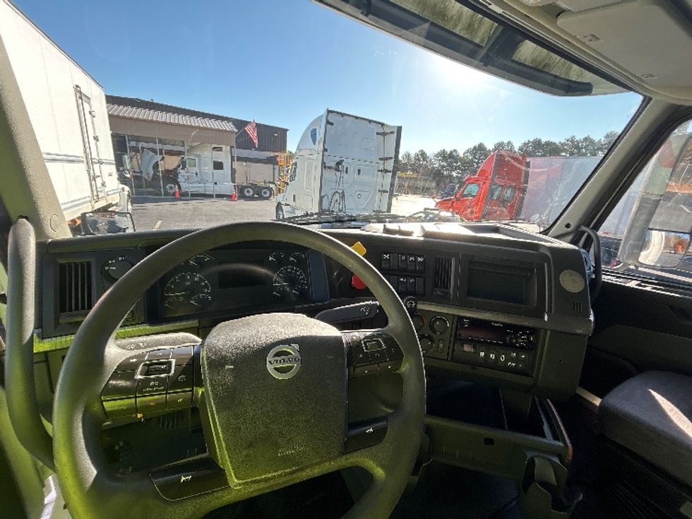 Sleeper Tractor-Heavy Duty Tractors-Volvo-2019-VNL64760-Winston Salem-NC-756,234\n\t\tmiles-$ 43,500 - Image 11