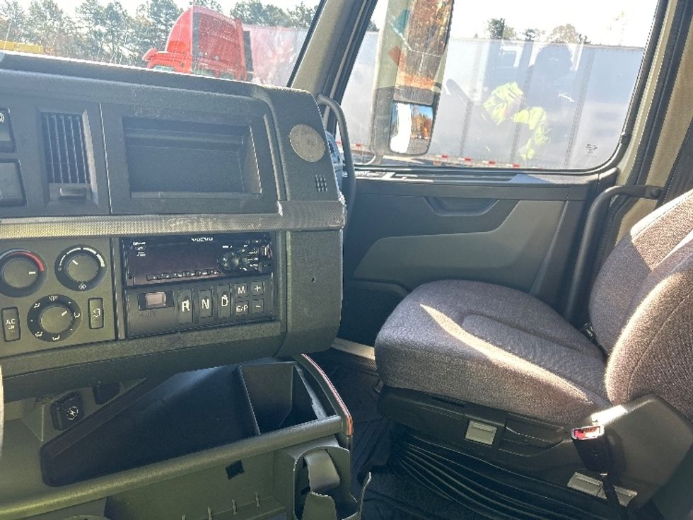 Sleeper Tractor-Heavy Duty Tractors-Volvo-2019-VNL64760-Winston Salem-NC-756,234\n\t\tmiles-$ 43,500 - Image 12