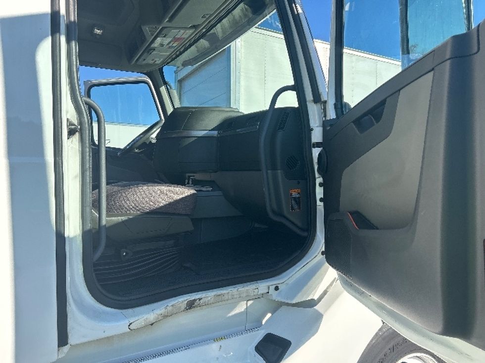 Sleeper Tractor-Heavy Duty Tractors-Volvo-2019-VNL64760-Winston Salem-NC-756,234\n\t\tmiles-$ 43,500 - Image 13