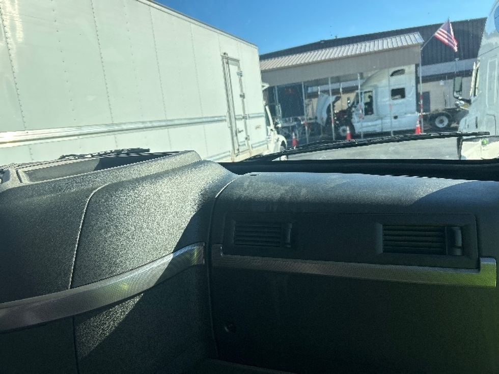 Sleeper Tractor-Heavy Duty Tractors-Volvo-2019-VNL64760-Winston Salem-NC-756,234\n\t\tmiles-$ 43,500 - Image 14