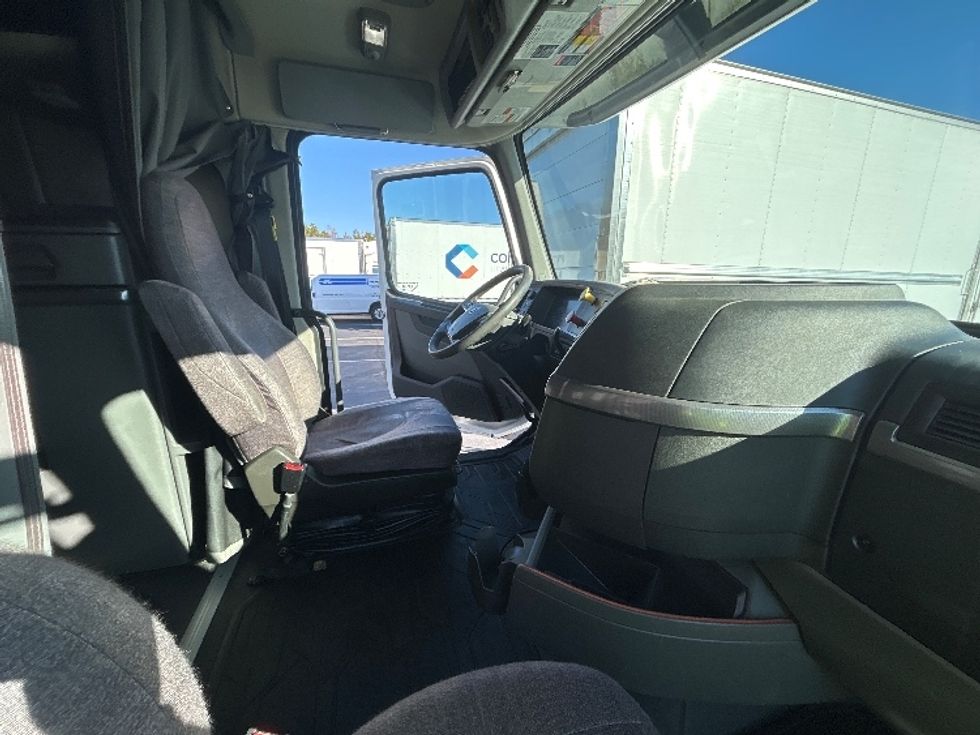 Sleeper Tractor-Heavy Duty Tractors-Volvo-2019-VNL64760-Winston Salem-NC-756,234\n\t\tmiles-$ 43,500 - Image 15