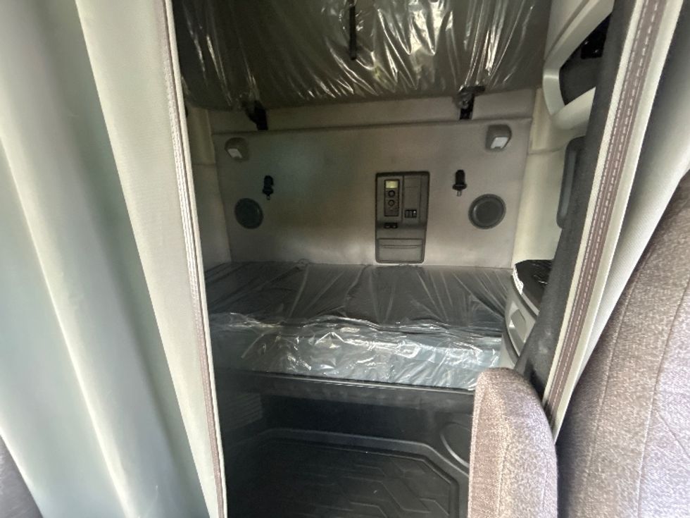 Sleeper Tractor-Heavy Duty Tractors-Volvo-2019-VNL64760-Winston Salem-NC-756,234\n\t\tmiles-$ 43,500 - Image 16