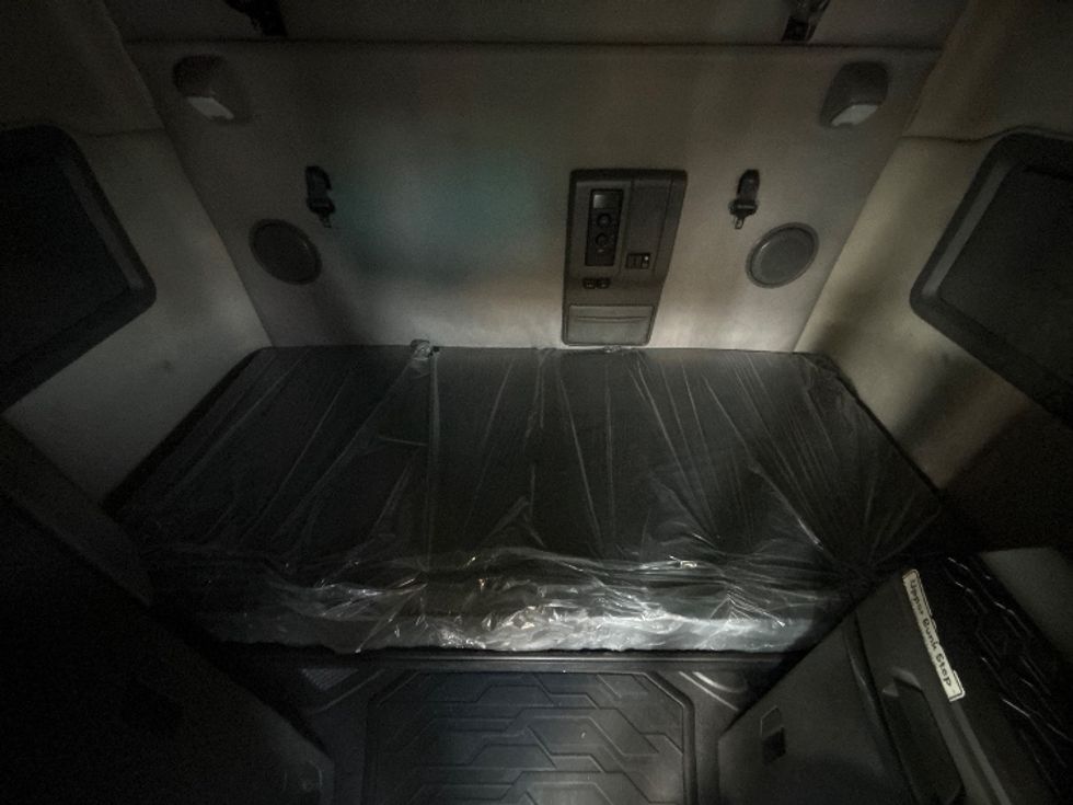 Sleeper Tractor-Heavy Duty Tractors-Volvo-2019-VNL64760-Winston Salem-NC-756,234\n\t\tmiles-$ 43,500 - Image 17