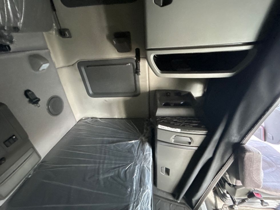 Sleeper Tractor-Heavy Duty Tractors-Volvo-2019-VNL64760-Winston Salem-NC-756,234\n\t\tmiles-$ 43,500 - Image 18