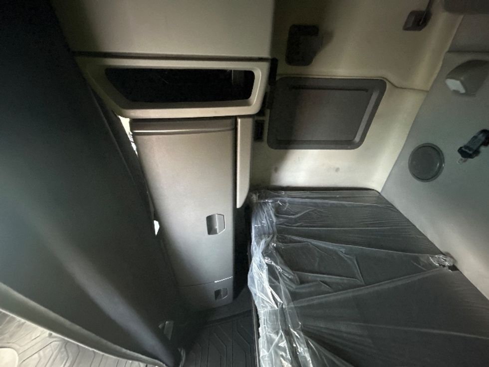 Sleeper Tractor-Heavy Duty Tractors-Volvo-2019-VNL64760-Winston Salem-NC-756,234\n\t\tmiles-$ 43,500 - Image 19