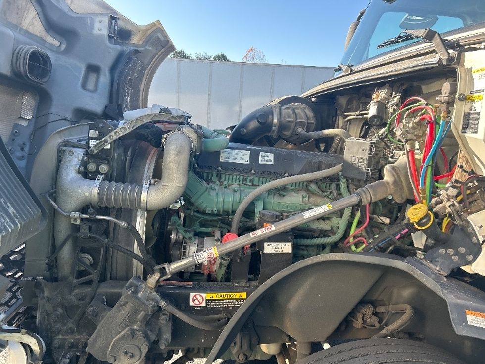 Sleeper Tractor-Heavy Duty Tractors-Volvo-2019-VNL64760-Winston Salem-NC-756,234\n\t\tmiles-$ 43,500 - Image 21