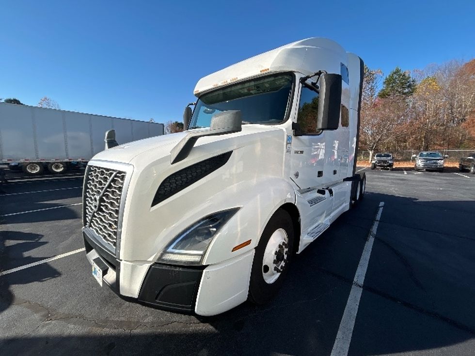Sleeper Tractor-Heavy Duty Tractors-Volvo-2019-VNL64760-Winston Salem-NC-756,234\n\t\tmiles-$ 43,500 - Image 3