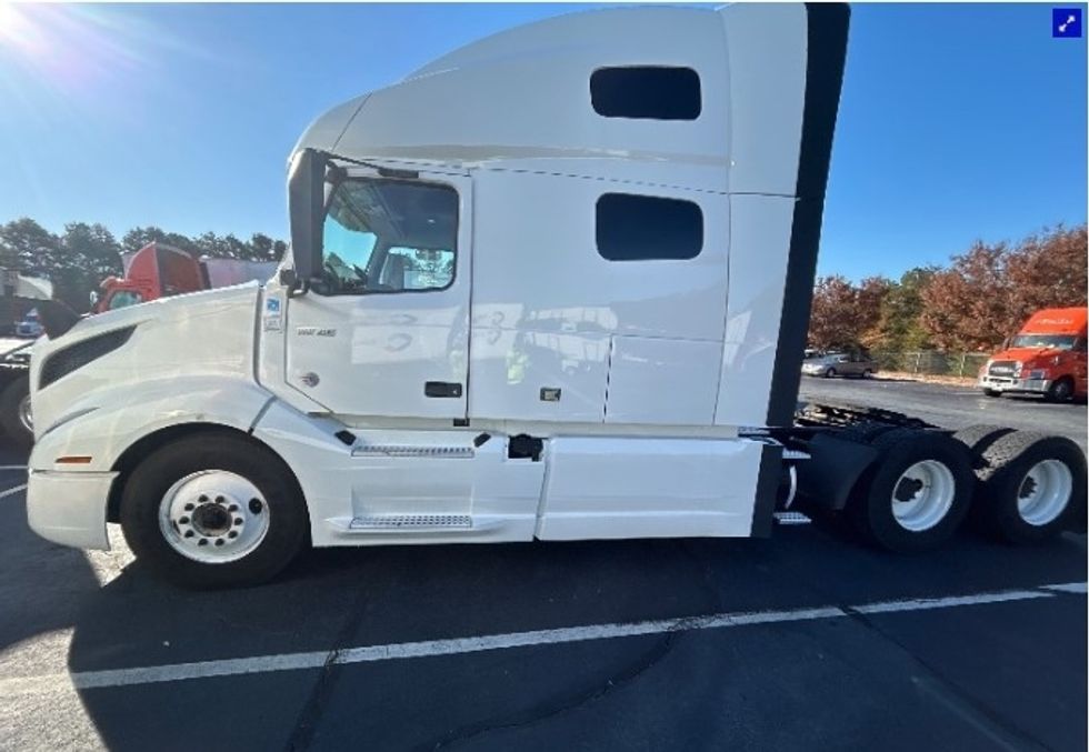 Sleeper Tractor-Heavy Duty Tractors-Volvo-2019-VNL64760-Winston Salem-NC-756,234\n\t\tmiles-$ 43,500 - Image 4