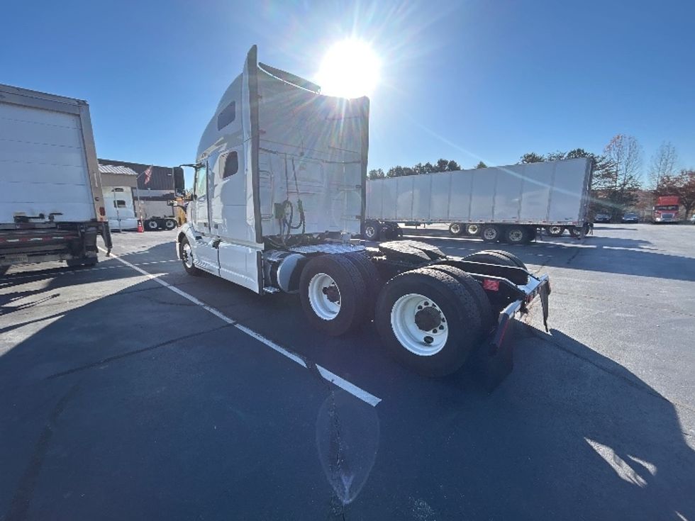 Sleeper Tractor-Heavy Duty Tractors-Volvo-2019-VNL64760-Winston Salem-NC-756,234\n\t\tmiles-$ 43,500 - Image 5