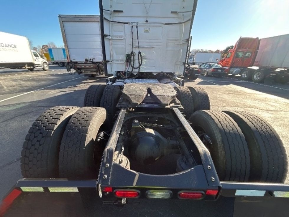 Sleeper Tractor-Heavy Duty Tractors-Volvo-2019-VNL64760-Winston Salem-NC-756,234\n\t\tmiles-$ 43,500 - Image 6