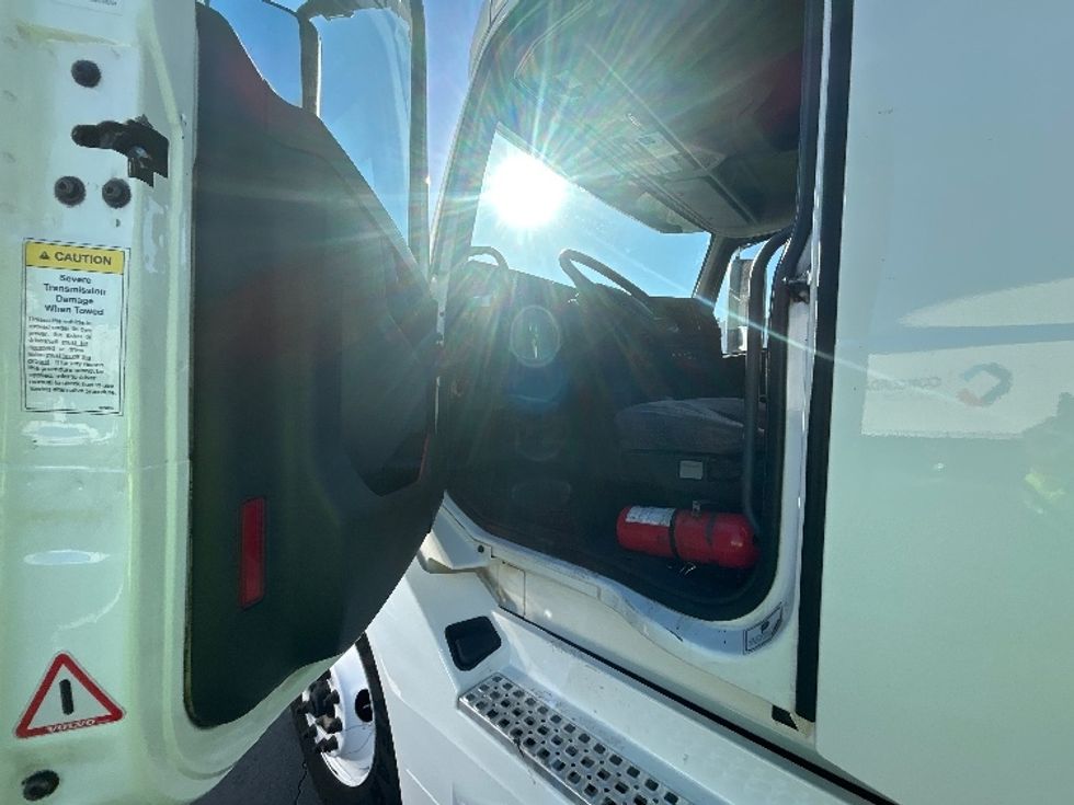Sleeper Tractor-Heavy Duty Tractors-Volvo-2019-VNL64760-Winston Salem-NC-756,234\n\t\tmiles-$ 43,500 - Image 9