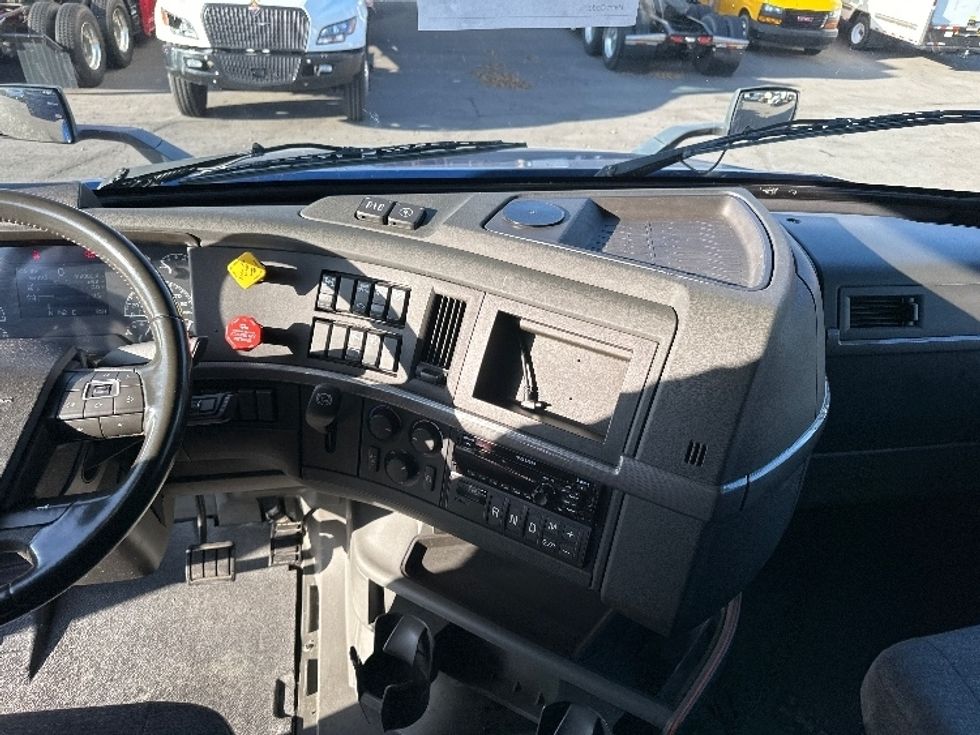 Sleeper Tractor-Heavy Duty Tractors-Volvo-2019-VNL64860-Fort Wayne-IN-530,340\n\t\tmiles-$ 62,750 - Image 12