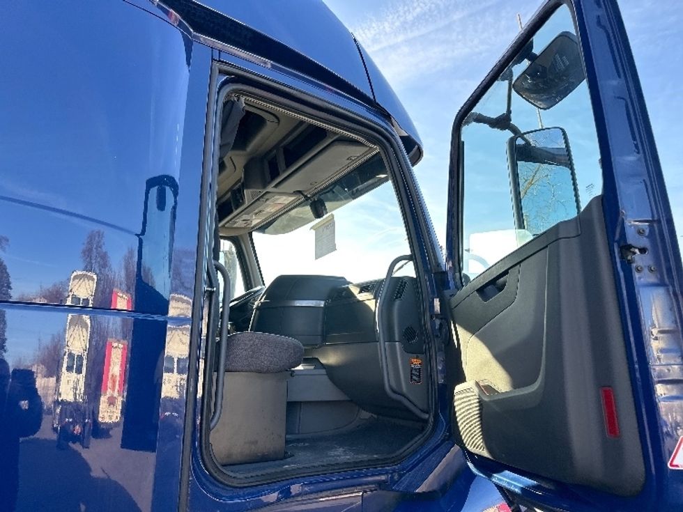 Sleeper Tractor-Heavy Duty Tractors-Volvo-2019-VNL64860-Fort Wayne-IN-530,340\n\t\tmiles-$ 62,750 - Image 13
