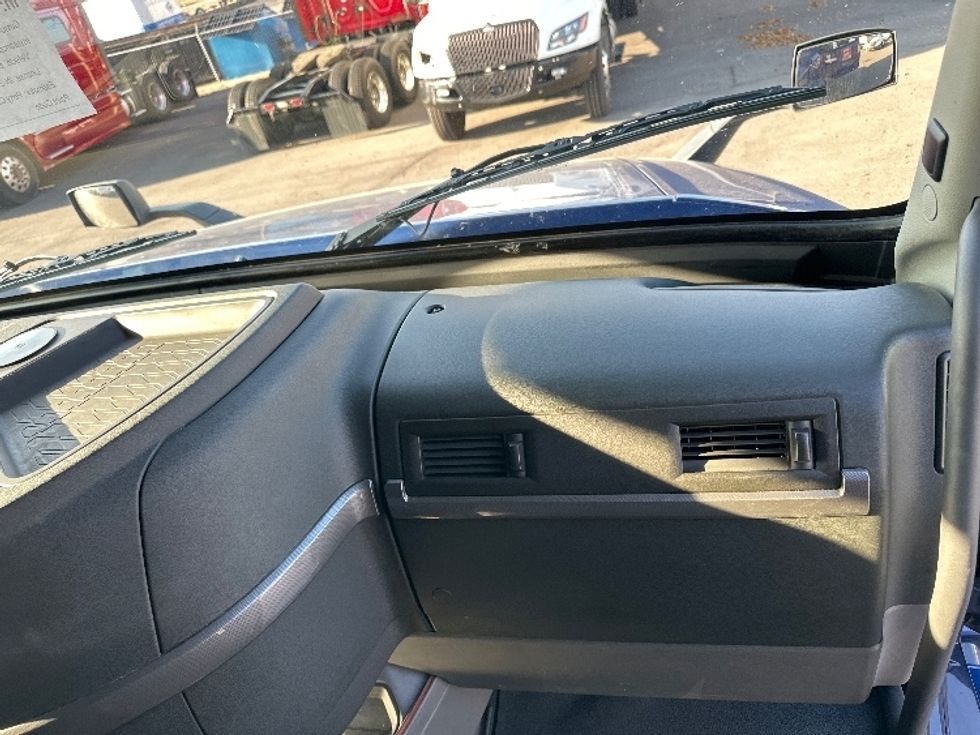 Sleeper Tractor-Heavy Duty Tractors-Volvo-2019-VNL64860-Fort Wayne-IN-530,340\n\t\tmiles-$ 62,750 - Image 14