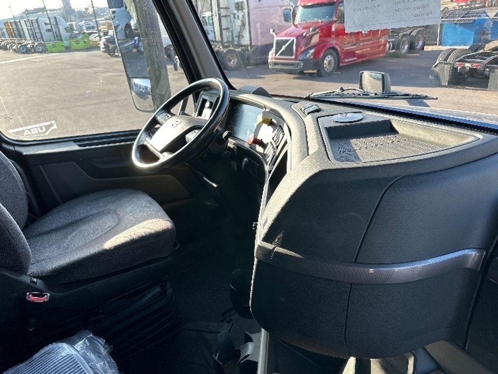 Sleeper Tractor-Heavy Duty Tractors-Volvo-2019-VNL64860-Fort Wayne-IN-530,340\n\t\tmiles-$ 62,750 - Image 15