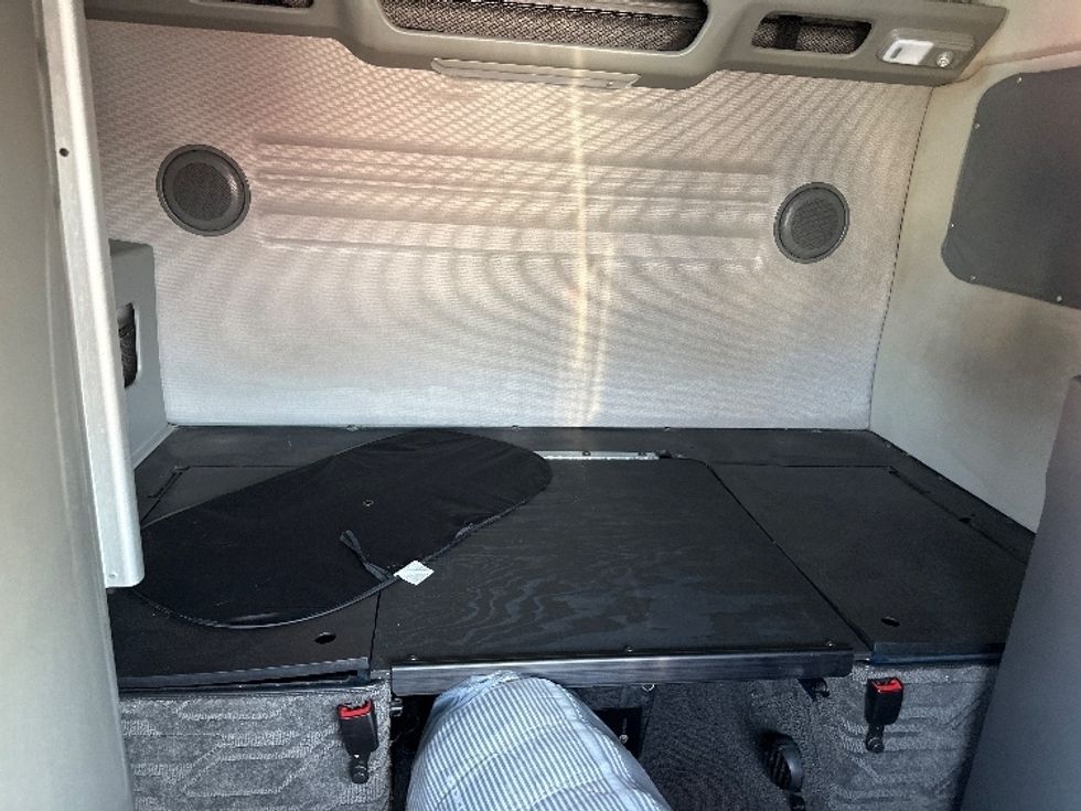 Sleeper Tractor-Heavy Duty Tractors-Volvo-2019-VNL64860-Fort Wayne-IN-530,340\n\t\tmiles-$ 62,750 - Image 16