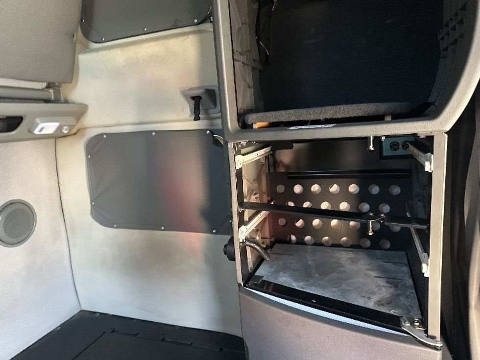 Sleeper Tractor-Heavy Duty Tractors-Volvo-2019-VNL64860-Fort Wayne-IN-530,340\n\t\tmiles-$ 62,750 - Image 18