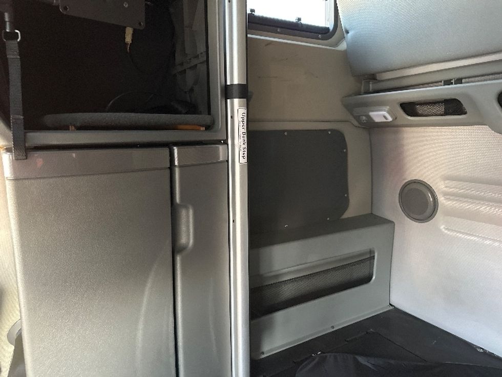 Sleeper Tractor-Heavy Duty Tractors-Volvo-2019-VNL64860-Fort Wayne-IN-530,340\n\t\tmiles-$ 62,750 - Image 19