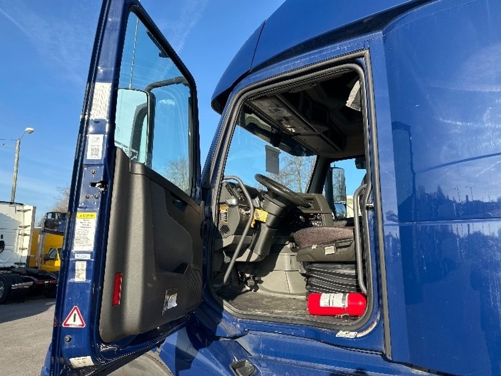 Sleeper Tractor-Heavy Duty Tractors-Volvo-2019-VNL64860-Fort Wayne-IN-530,340\n\t\tmiles-$ 62,750 - Image 9