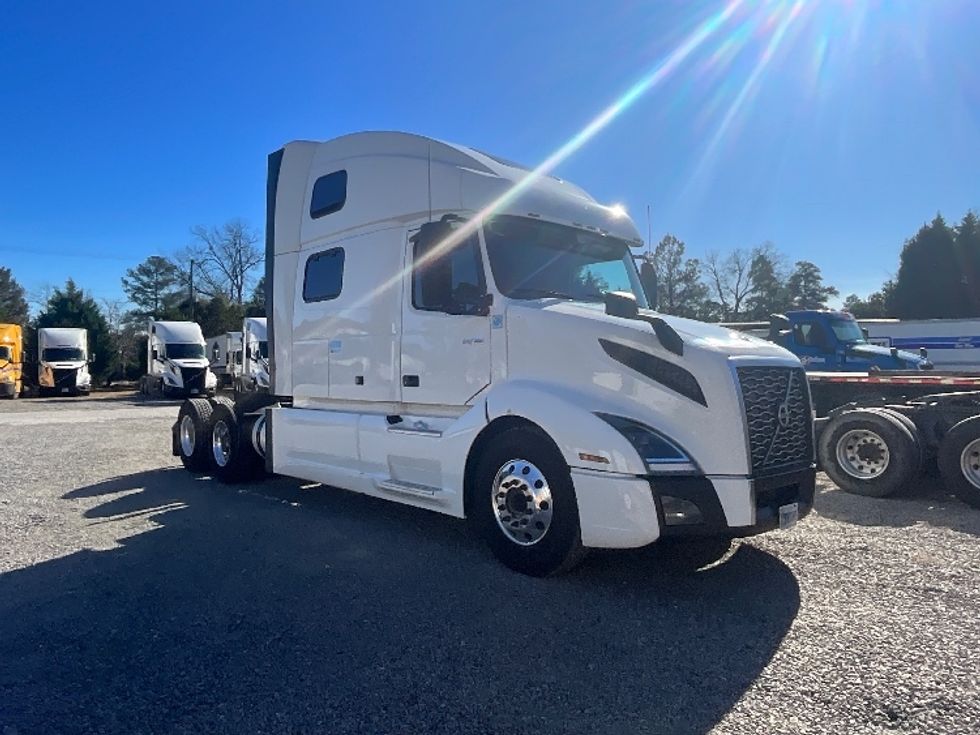 Sleeper Tractor-Heavy Duty Tractors-Volvo-2019-VNL64860-Mebane-NC-487,088\n\t\tmiles-$ 62,750 - Image 1
