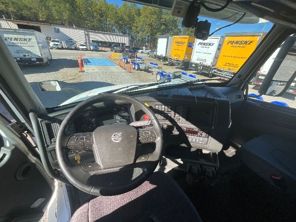 Sleeper Tractor-Heavy Duty Tractors-Volvo-2019-VNL64860-Mebane-NC-487,088\n\t\tmiles-$ 62,750 - Image 11