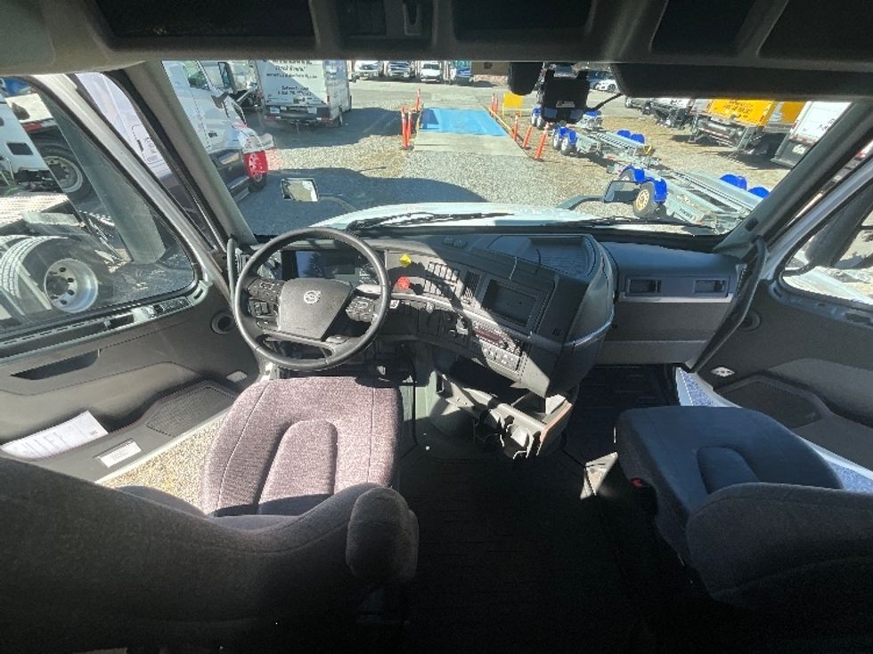 Sleeper Tractor-Heavy Duty Tractors-Volvo-2019-VNL64860-Mebane-NC-487,088\n\t\tmiles-$ 62,750 - Image 12