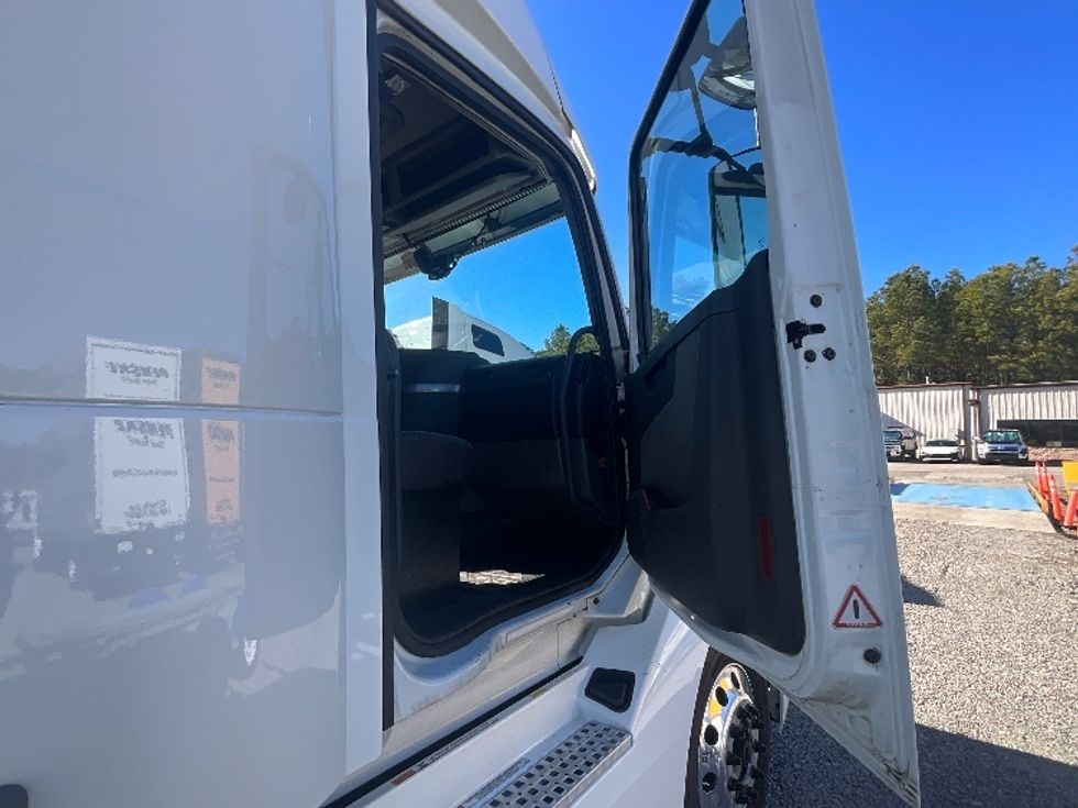 Sleeper Tractor-Heavy Duty Tractors-Volvo-2019-VNL64860-Mebane-NC-487,088\n\t\tmiles-$ 62,750 - Image 13
