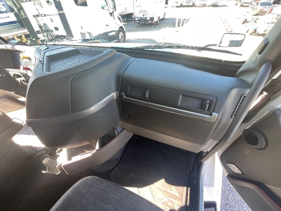 Sleeper Tractor-Heavy Duty Tractors-Volvo-2019-VNL64860-Mebane-NC-487,088\n\t\tmiles-$ 62,750 - Image 14