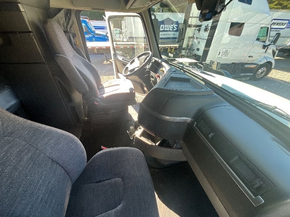 Sleeper Tractor-Heavy Duty Tractors-Volvo-2019-VNL64860-Mebane-NC-487,088\n\t\tmiles-$ 62,750 - Image 15